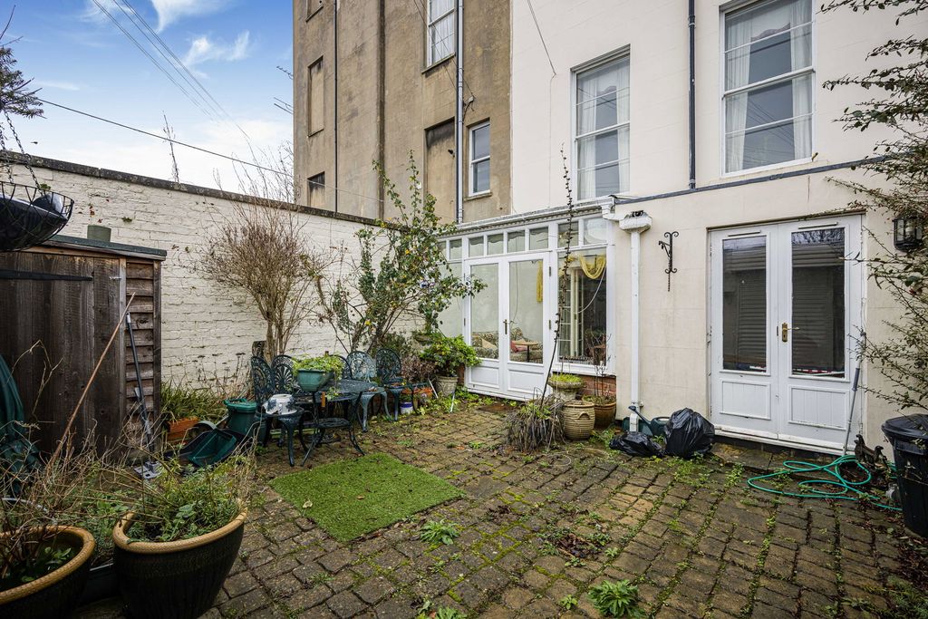 Additional image 18 of 2 bed flat for saleWellington Square, Cheltenham GL50