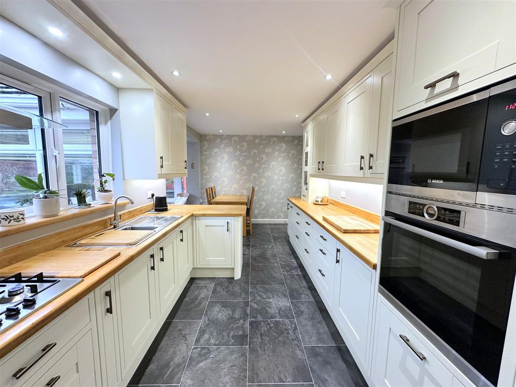 Additional image 6 of 3 bed detached bungalow for saleHoward Gardens, Brampton CA8