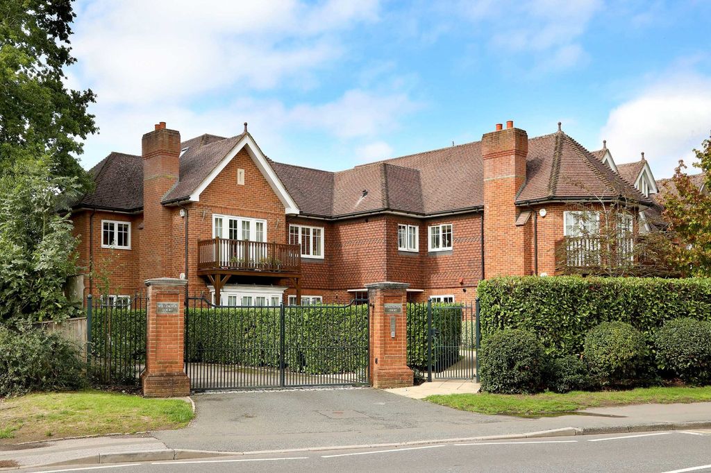 2 bed flat for saleWillington Court, Station Road, Beaconsfield HP9