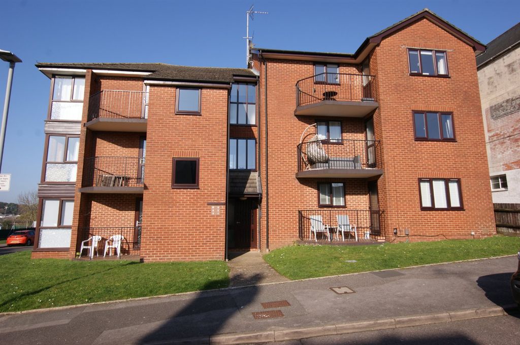 2 bed flat for saleFlat 9, Jacklin Court, 2 Wentworth Drive, Broadstone, Dorset BH18