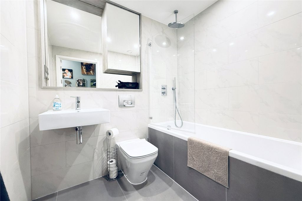 Additional image 6 of 2 bed flat for saleWokingham Road, Bracknell, Berkshire RG42