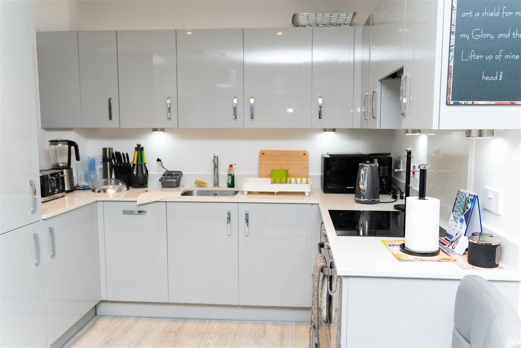 Additional image 6 of 2 bed flat for saleHolmesley Road, Borehamwood WD6