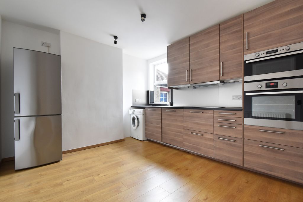 Additional image 4 of 3 bed flat for saleLytchet Road, Bromley BR1
