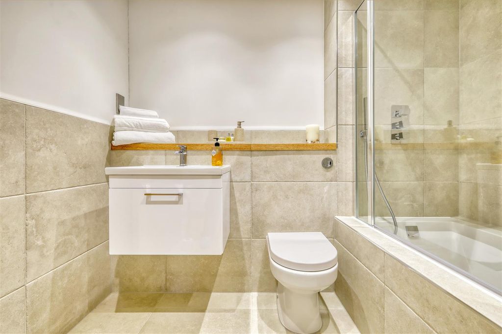 Additional image 14 of 2 bed flat for sale41 Shenfield Road, Shenfield, Brentwood CM15