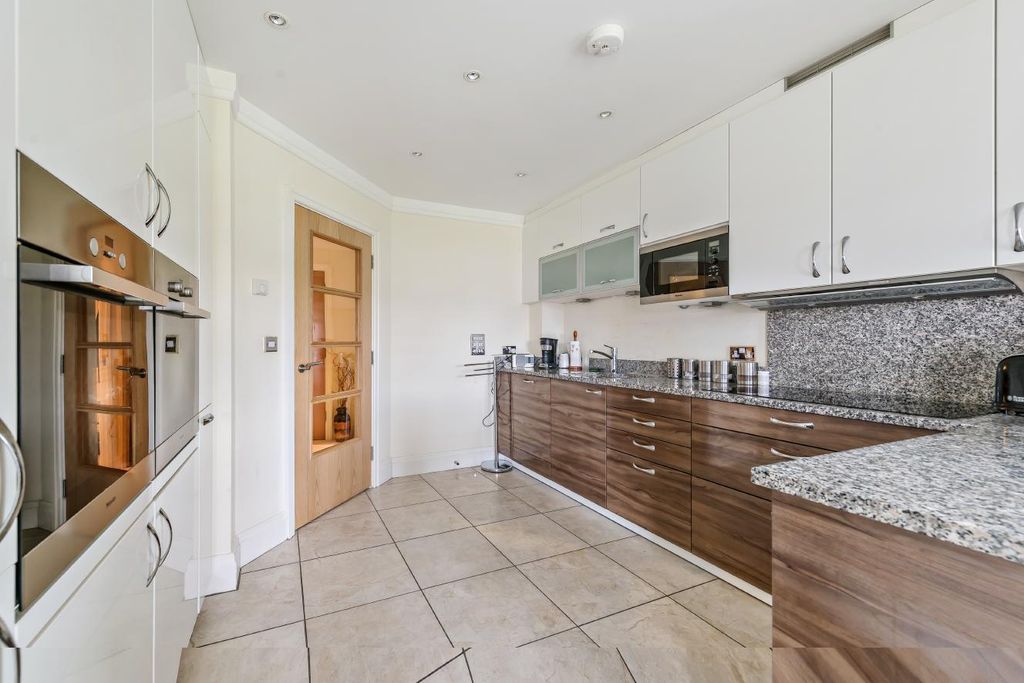 Additional image 5 of 3 bed flat for saleWest Common Road, Hayes, Kent BR2
