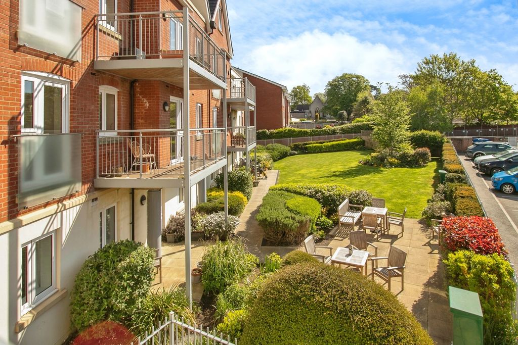 1 bed flat for saleMacaulay Road, Broadstone, Dorset BH18 photo 4