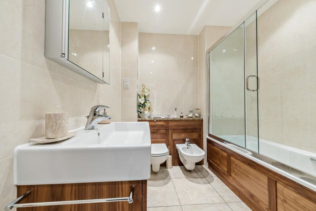 Additional image 6 of 3 bed flat for saleWest Common Road, Hayes, Kent BR2