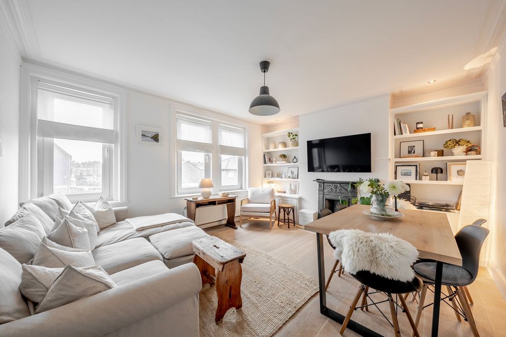 2 bed flat for saleKing Edwards Drive, Harrogate HG1 photo 2