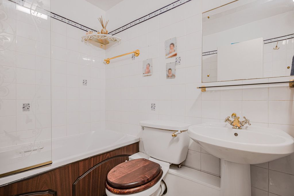 Additional image 16 of 2 bed flat for saleWellington Square, Cheltenham GL50