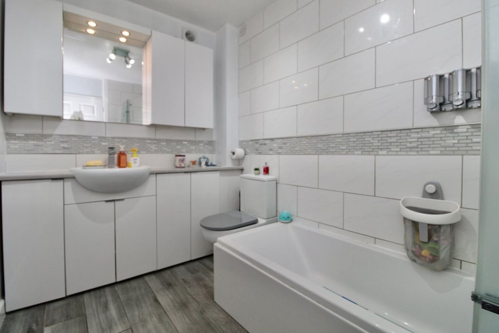 Additional image 9 of 2 bed flat for saleGrosvenor Mews, Lymington SO41