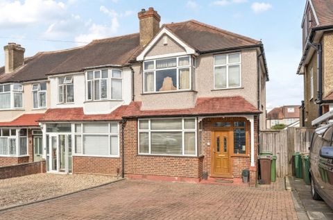 Stoneleigh Avenue, Worcester Park KT4