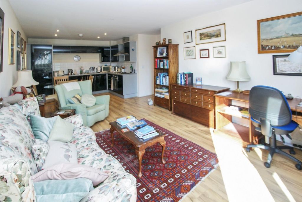 2 bed flat for saleRiverside, Bishop's Stortford CM23 photo 5
