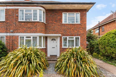 Parkfields Avenue, Raynes Park SW20