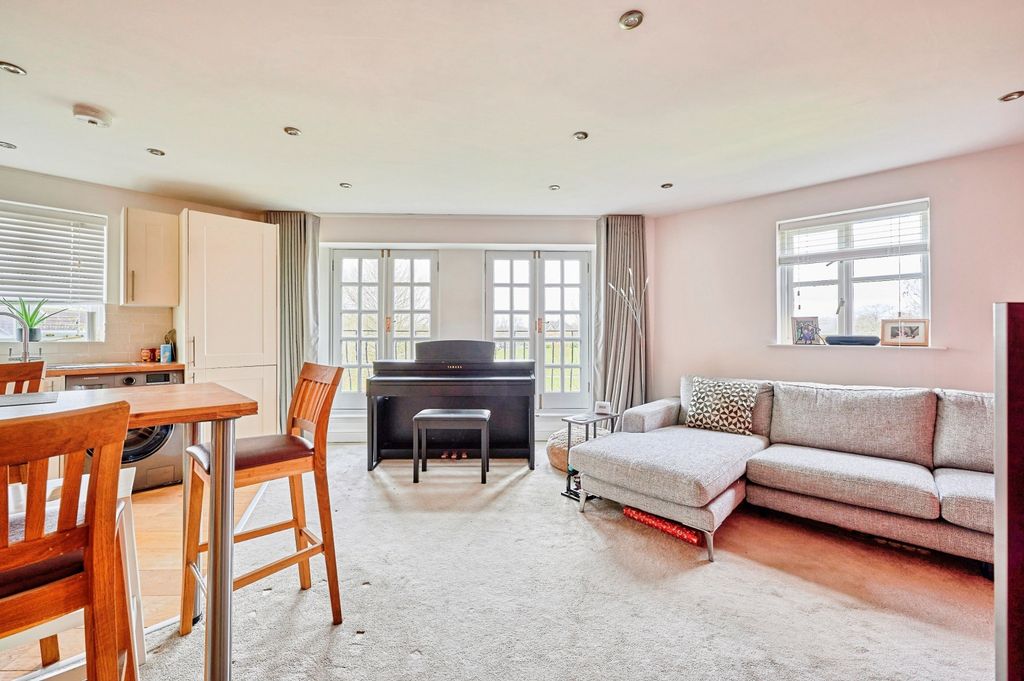 2 bed flat for saleThe Thatchers, Bishop's Stortford CM23 photo 2