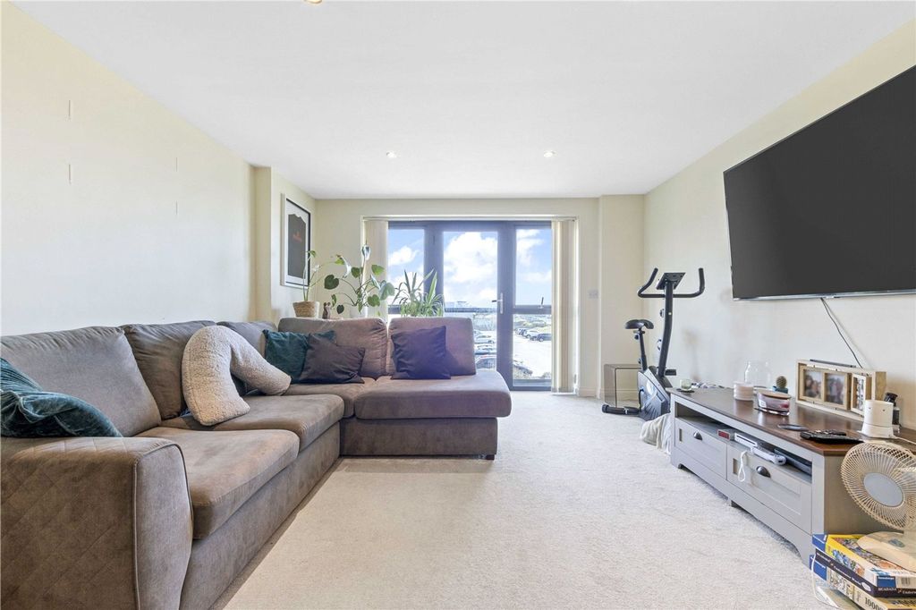 2 bed flat for saleThe Esplanade, Compass Point The Esplanade PO21 photo 2