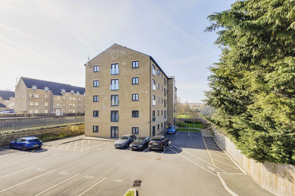 2 bed flat for saleWaterside View, Harrogate Road, Bradford, West Yorkshire BD10