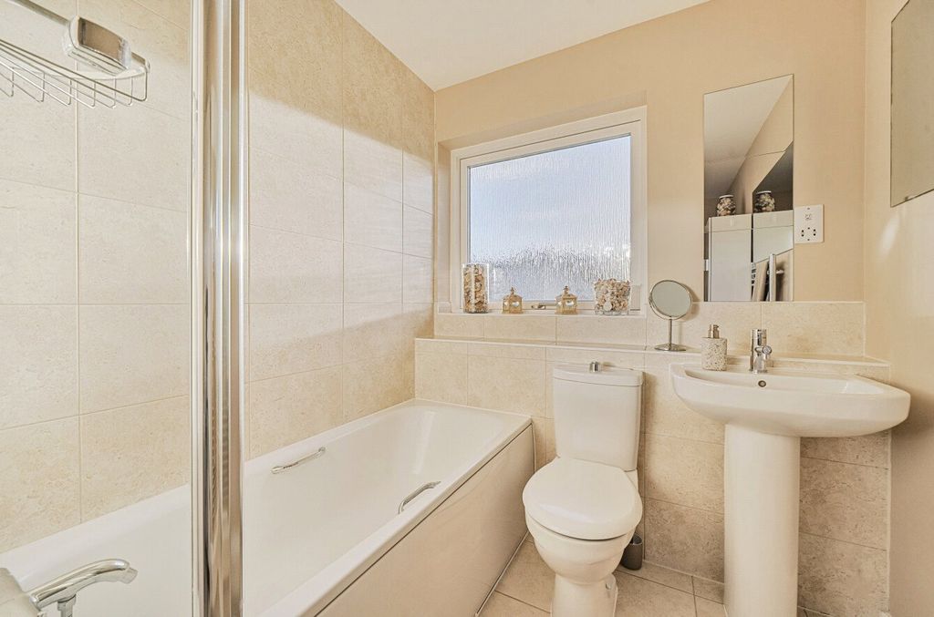 Additional image 11 of 2 bed flat for saleLondon Road, Binfield, Bracknell, Berkshire RG42