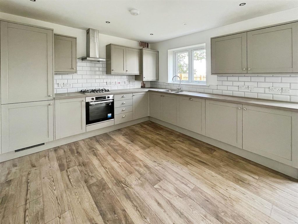 4 bed detached house for saleCongregation Fold, Eccleshill BD2 photo 5