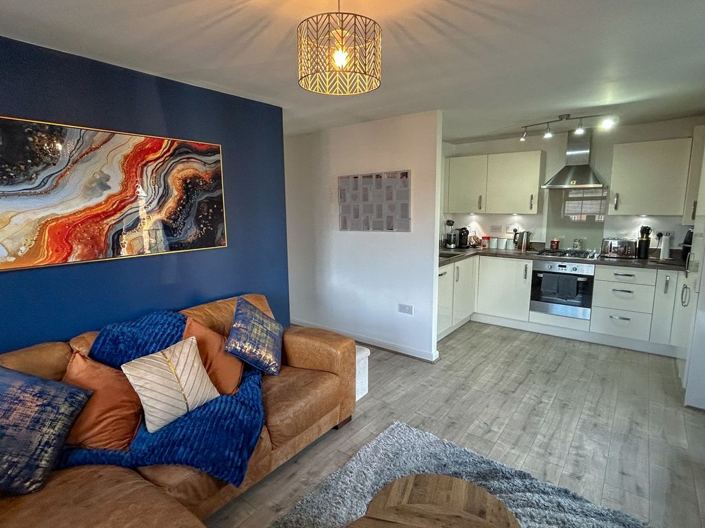 2 bed flat for saleBloomfield Crescent, Doseley TF4 photo 4