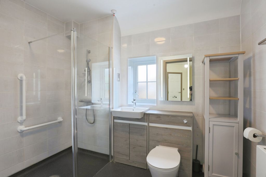 2 bed flat for saleSargent Square, Broadway, Worcestershire WR12 photo 5