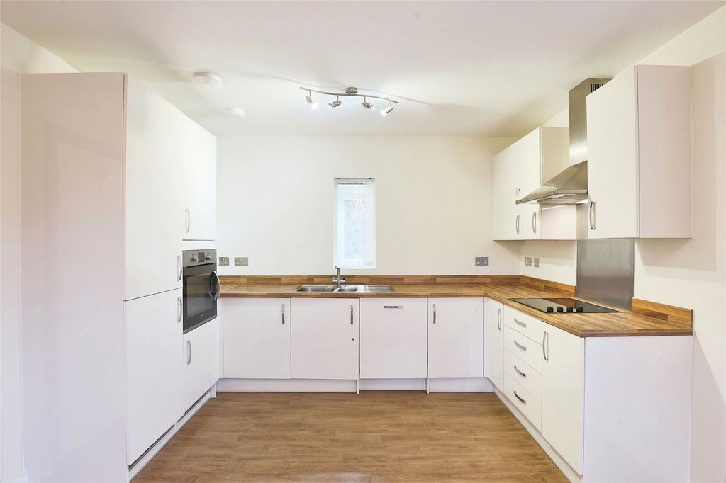 2 bed flat for saleParsons Gardens, Sargent Square, Broadway WR12 photo 2
