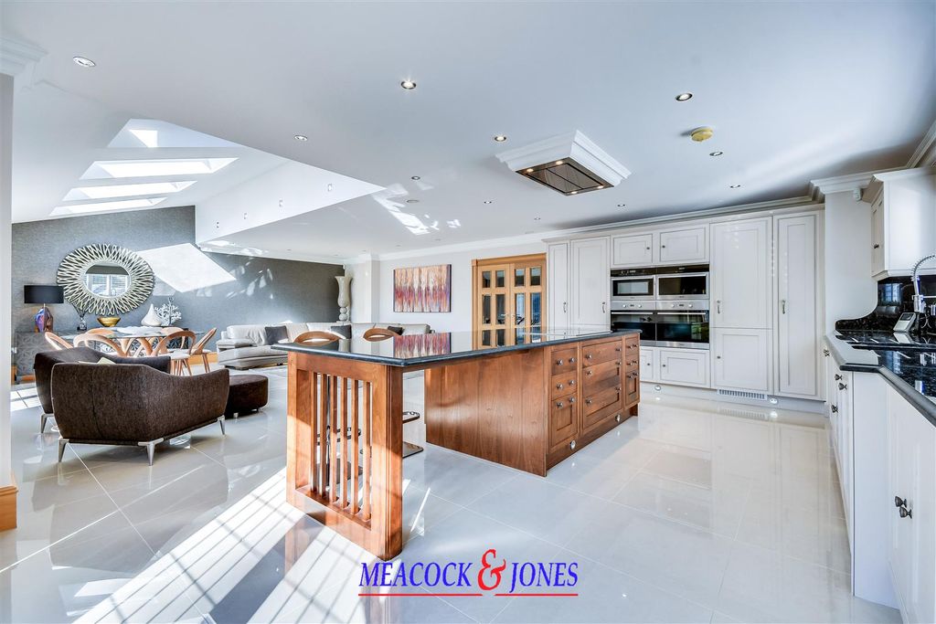 Additional image 11 of 6 bed detached house for saleChallacombe Close, Hutton Mount, Brentwood CM13