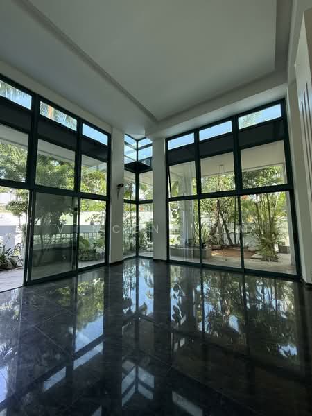 Kew Crescent photo 2