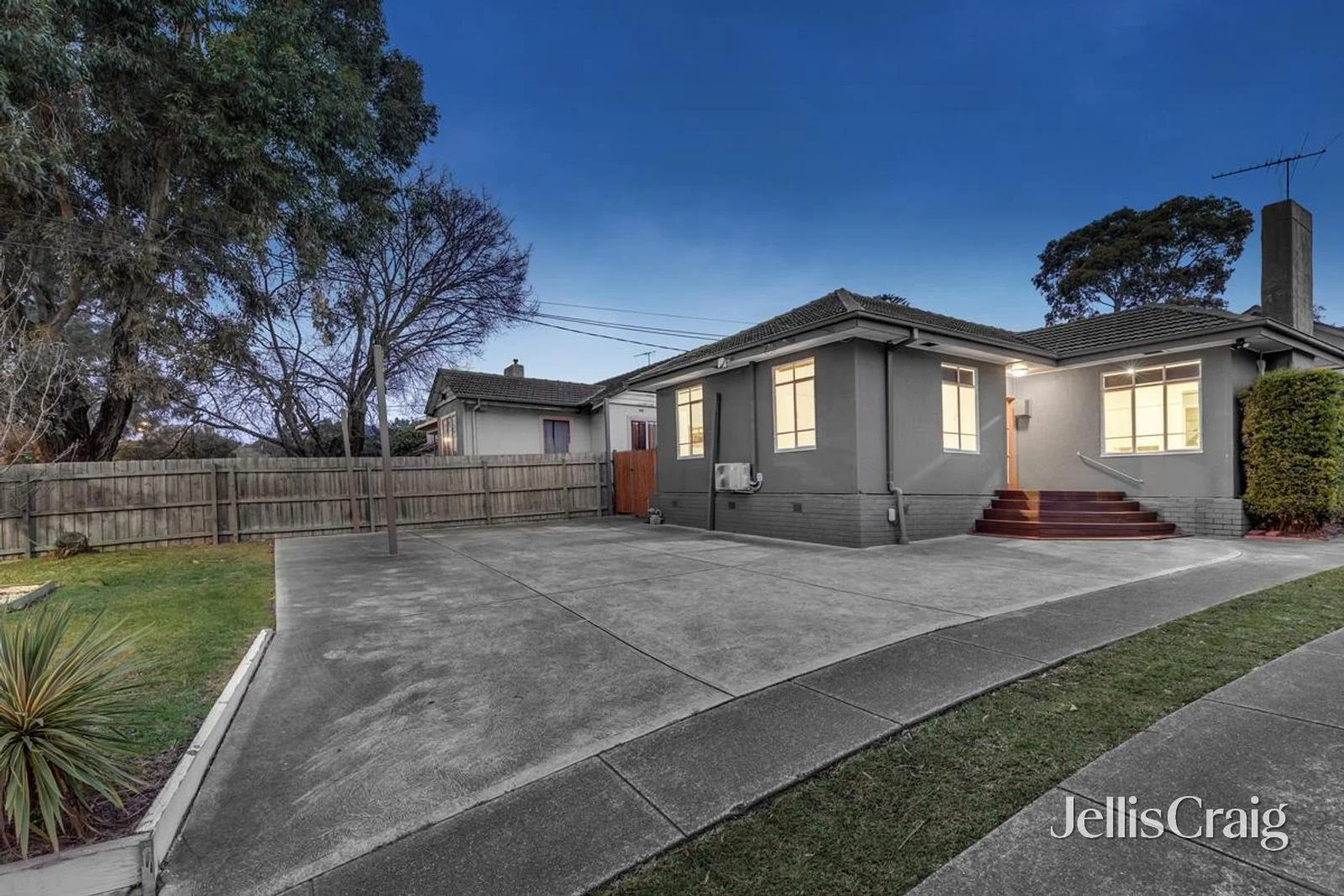 1/136 High Street Road, Ashwood VIC 3147
