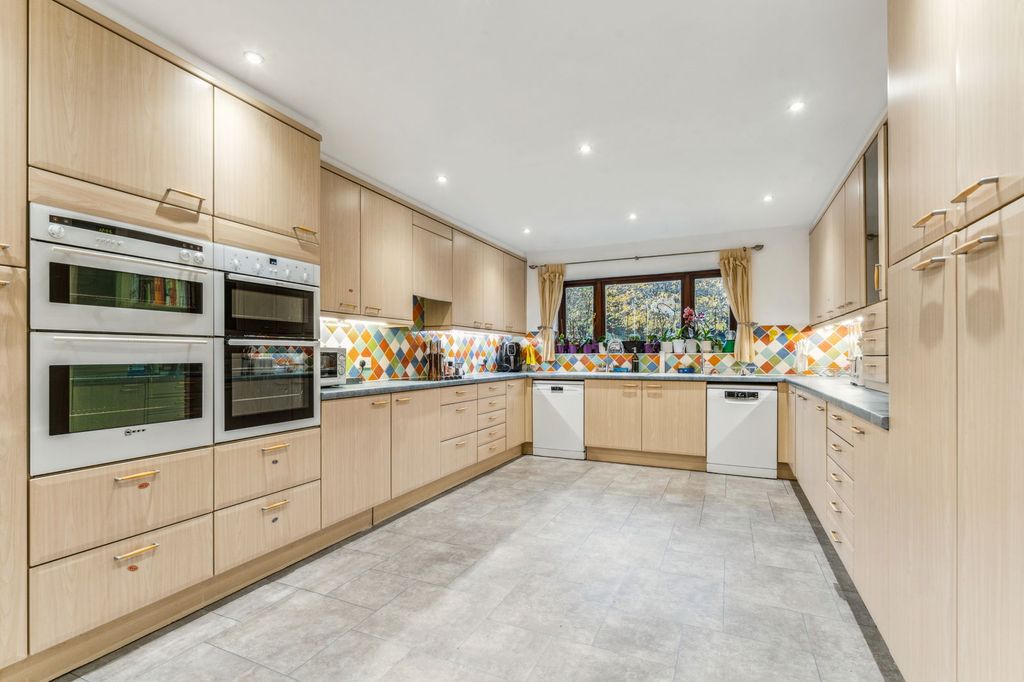 Additional image 3 of 7 bed detached house for saleBeech Drive, Borehamwood WD6