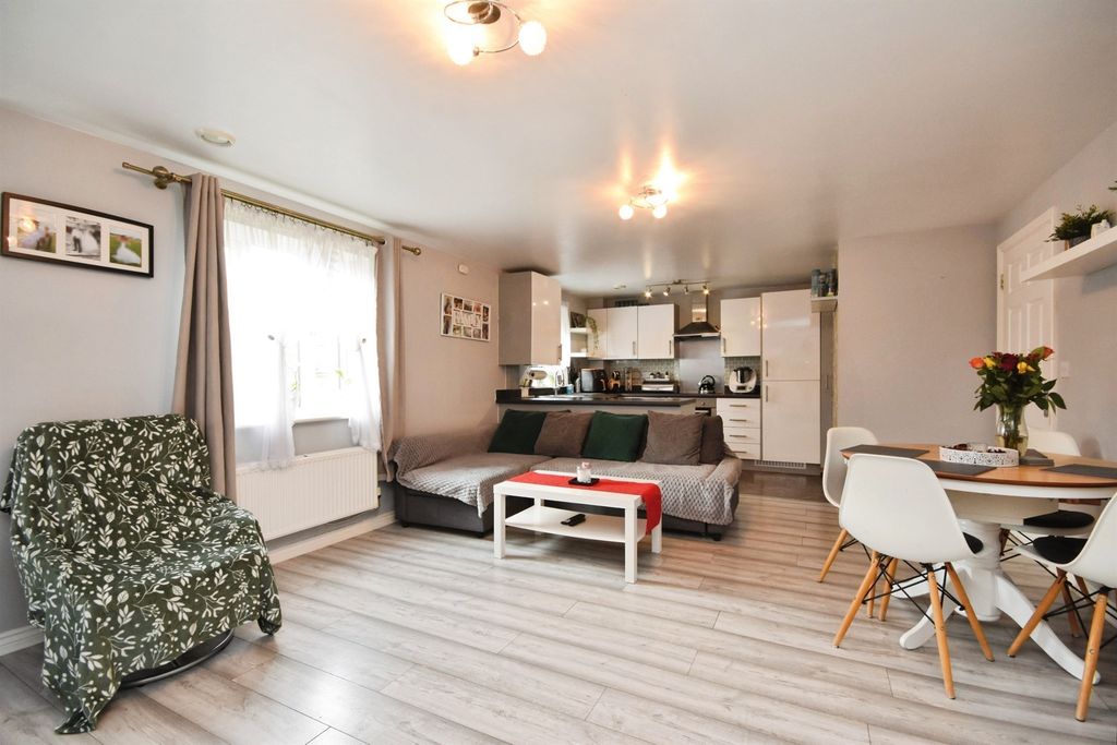 Additional image 4 of 2 bed flat for salePerryfields, Braintree CM7