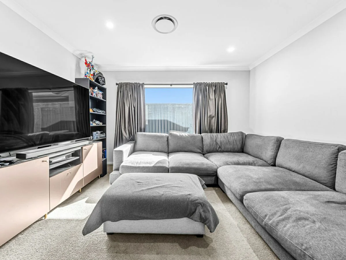 35 Escalade Circuit, Pallara QLD 4110 photo 5