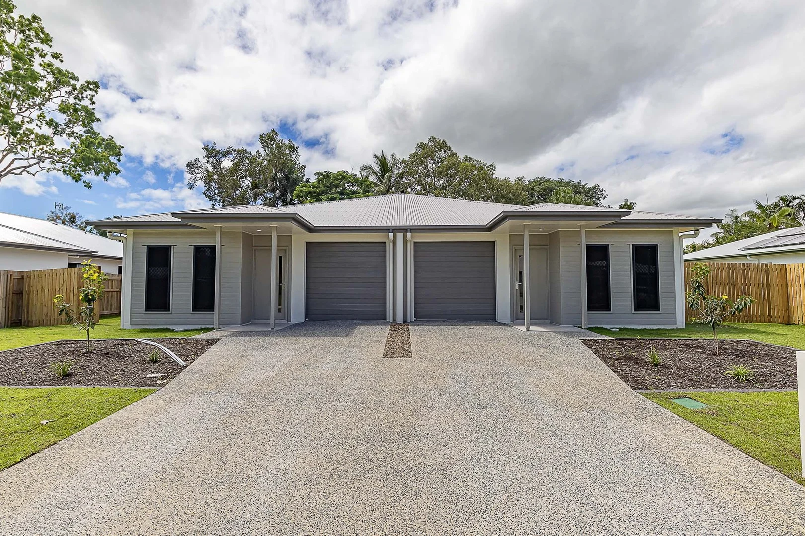 Units 1 &/7 Seashell Place, Bushland Beach QLD 4818