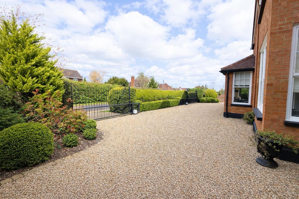 Additional image 12 of 6 bed detached house for saleGreenway, Hutton Mount, Brentwood CM13