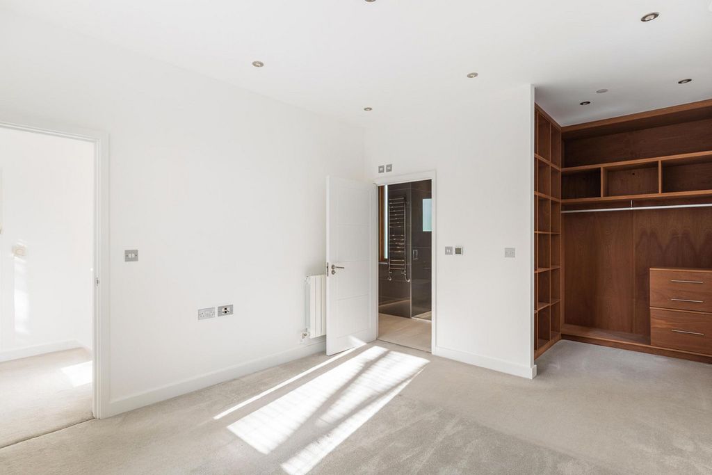 Additional image 12 of 4 bed semi-detached house for saleGibsons Place, Brentford TW8