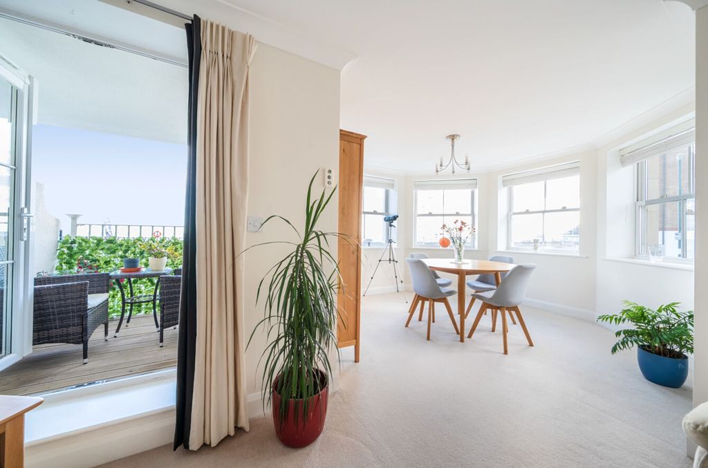 2 bed flat for saleThe Esplanade, Esplanade Grande The Esplanade PO21 photo 4