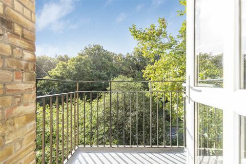 1-Bedroom Balcony Flat Overlooking Putney Heath, Tildesley Road, London SW15