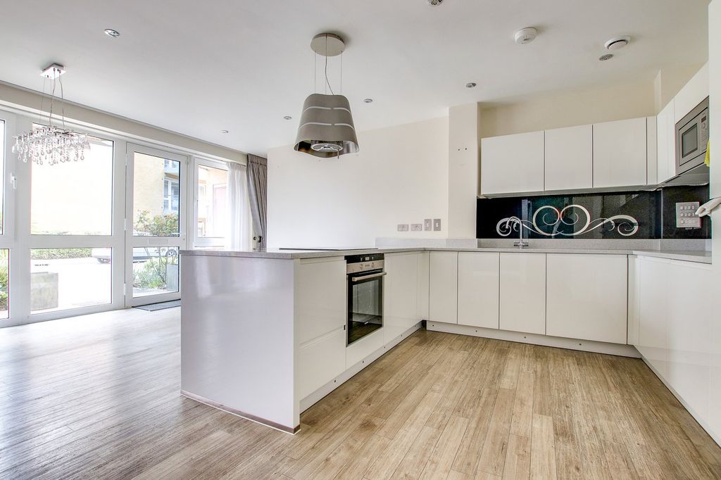 Additional image 6 of 2 bed flat for saleAlmansa Way, Lymington SO41