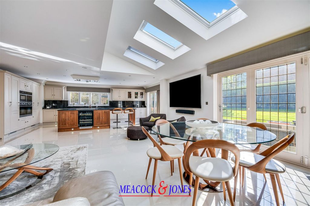 Additional image 8 of 6 bed detached house for saleChallacombe Close, Hutton Mount, Brentwood CM13