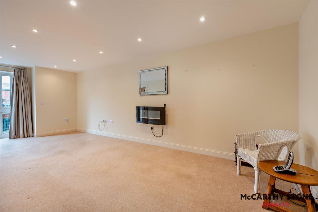 1 bed flat for saleMacaulay Road, Broadstone, Dorset BH18 photo 5