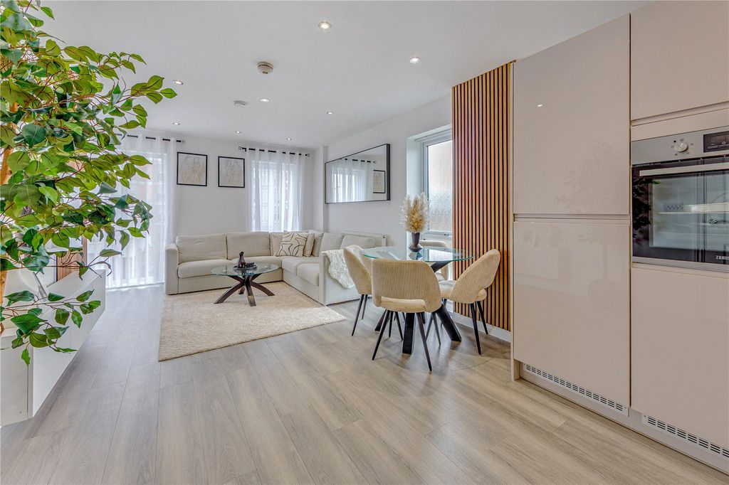 Additional image 5 of 2 bed flat for saleElstree Way, Borehamwood, Hertfordshire WD6