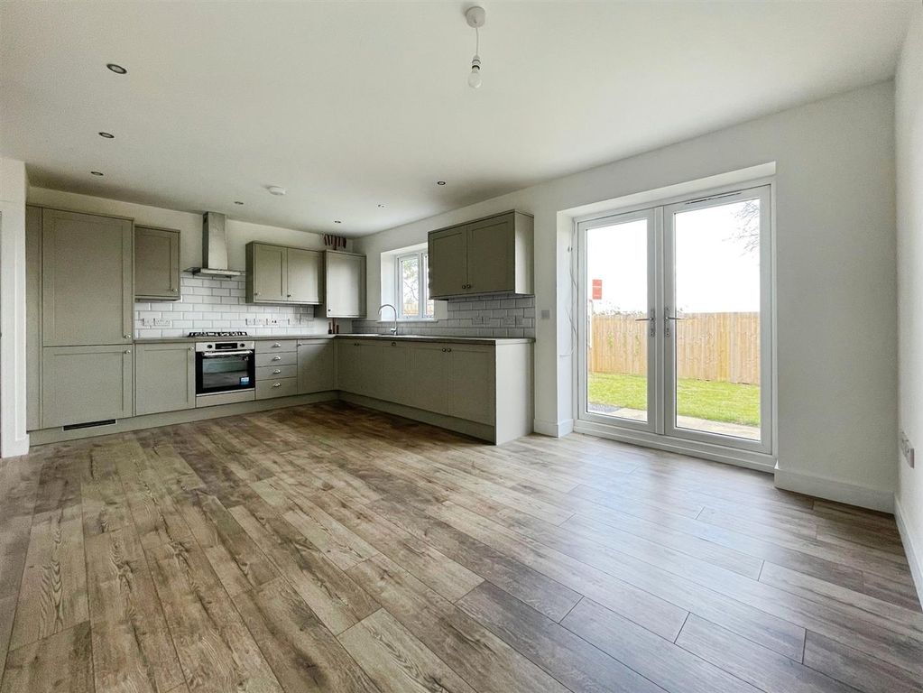 4 bed detached house for saleCongregation Fold, Eccleshill BD2 photo 4