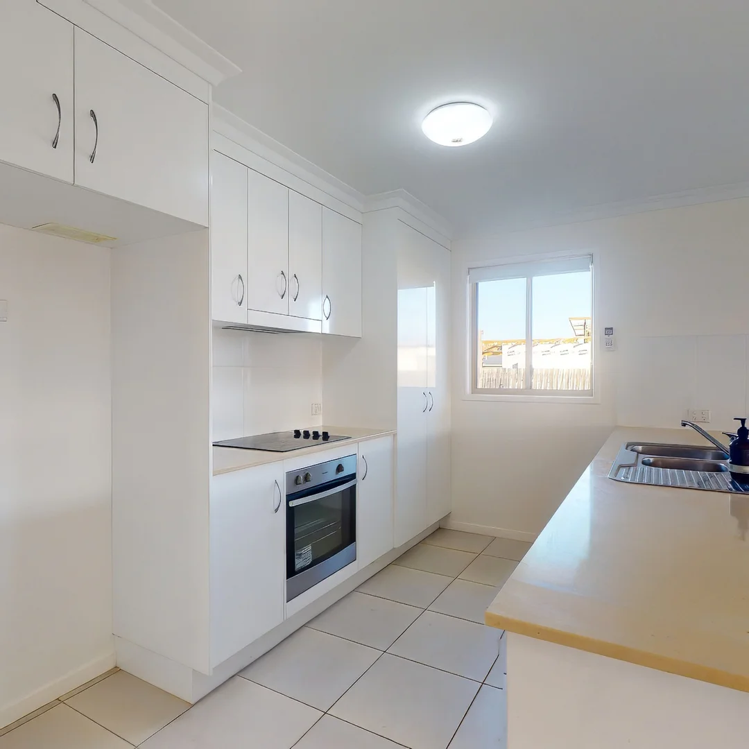 4 Stark Place, Gracemere QLD 4702 photo 5