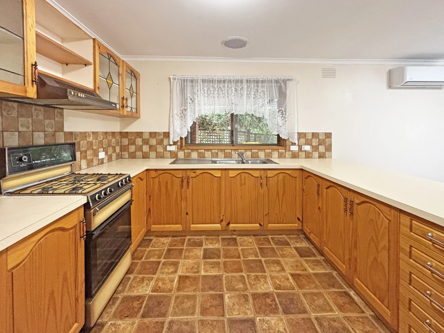 10 Somerset Drive, Warragul VIC 3820 photo 5
