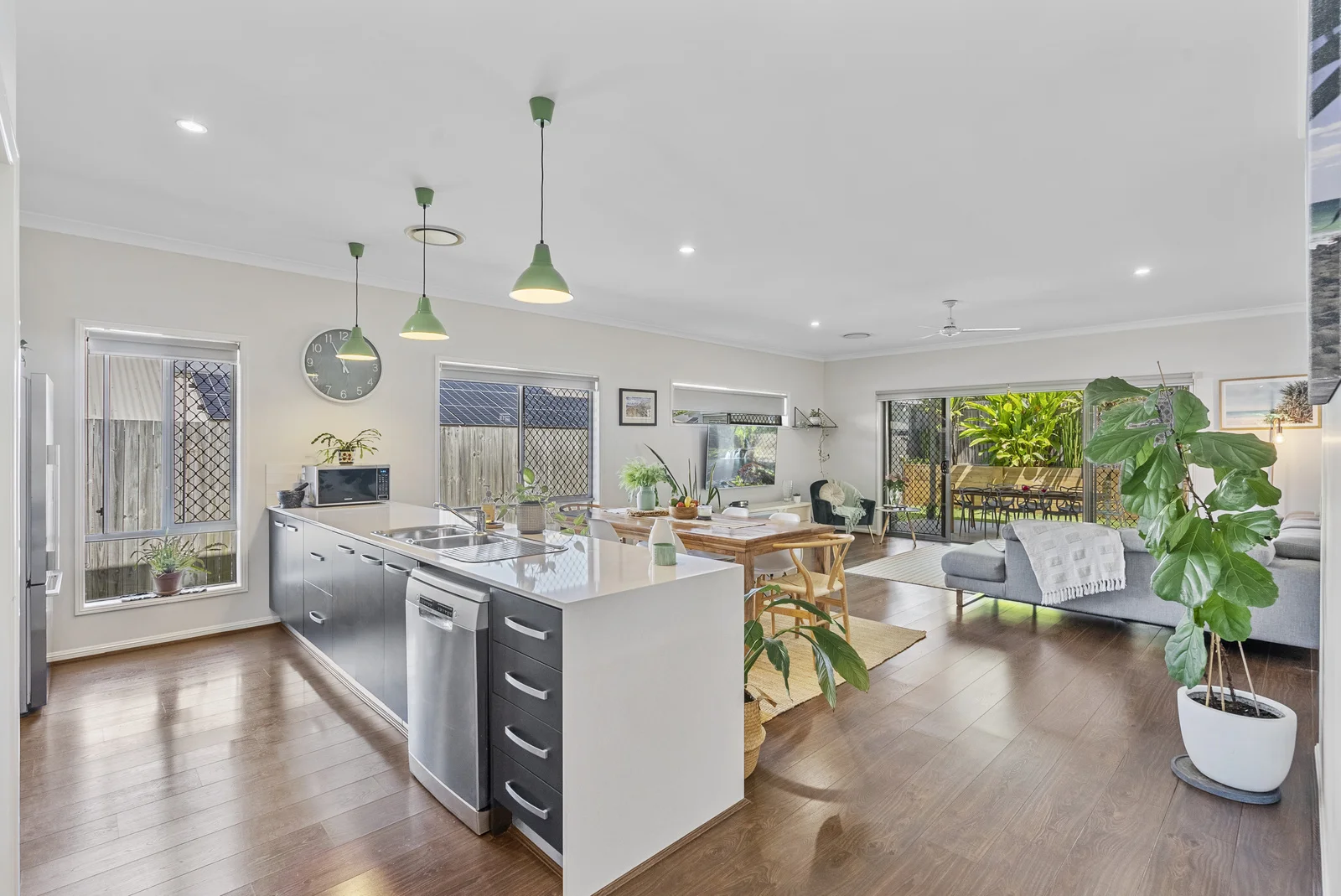 23 Sapphire Place, Elanora QLD 4221 photo 2