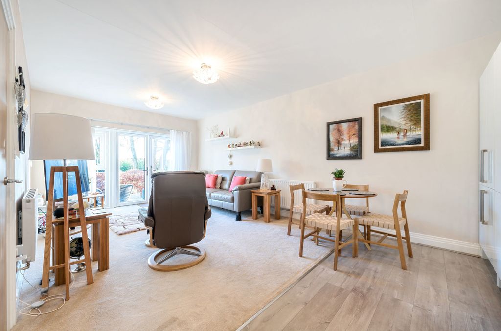 Additional image 3 of 2 bed flat for saleLondon Road, Binfield, Bracknell, Berkshire RG42