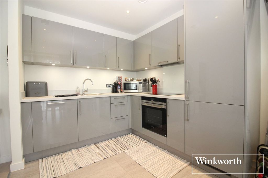 Additional image 3 of 2 bed flat for saleStation Road, Borehamwood, Hertfordshire WD6