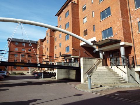 Henke Court, Caerdydd CF10