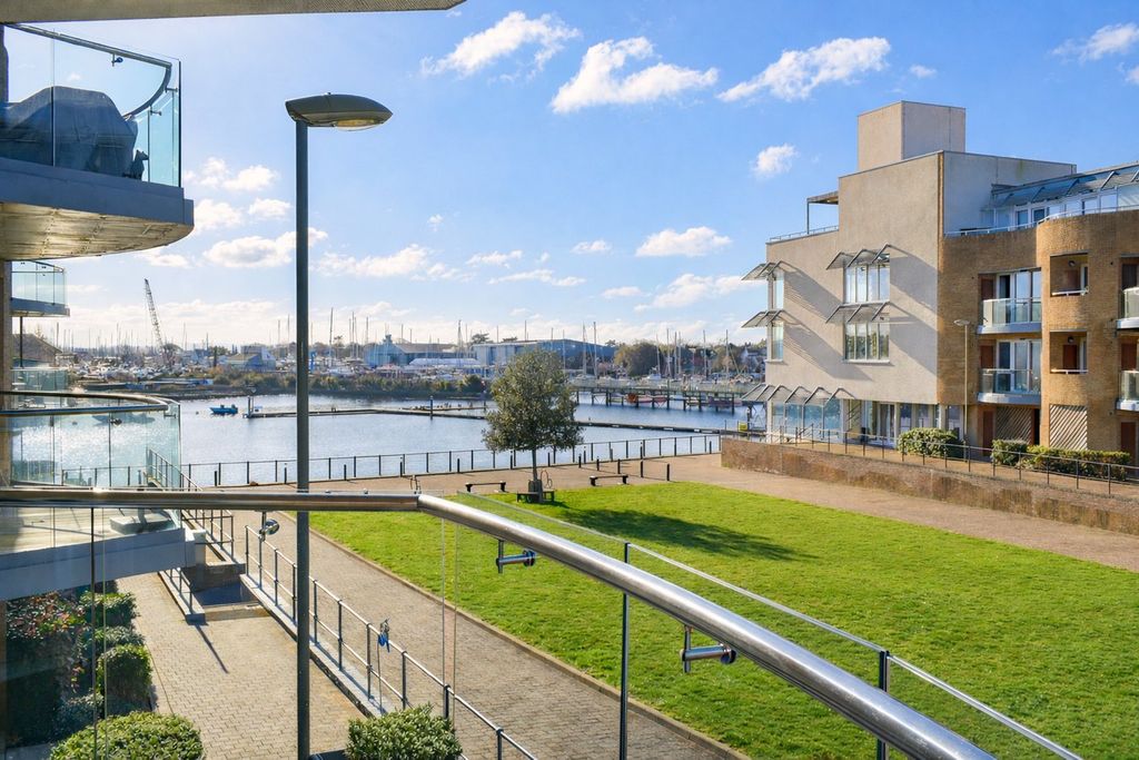2 bed flat for saleAlmansa Way, Lymington SO41