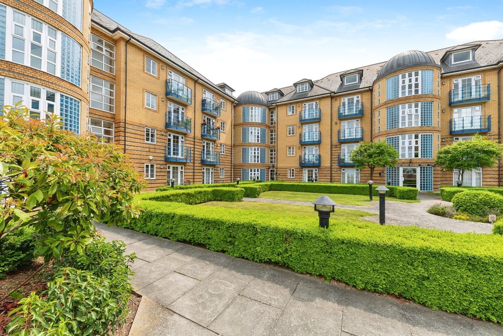 2 bed flat for saleNewland Gardens, Hertford SG13