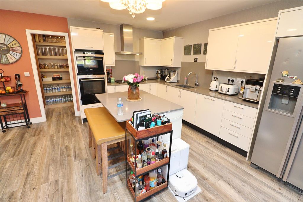 Additional image 5 of 5 bed semi-detached house for saleStanborough Avenue, Borehamwood WD6